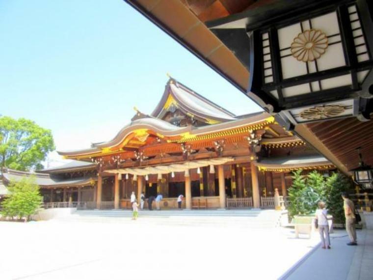 【寒川神社】　八方除でとても有名な寒川神社、テレビ等でもたびたび紹介されている。芸能関係者も参拝するとのこと。