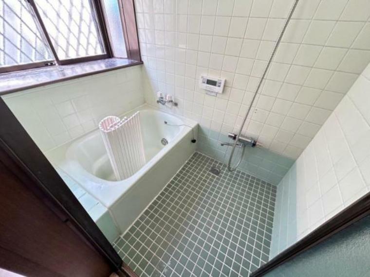浴室 小窓付きで通気性の良いバスルーム