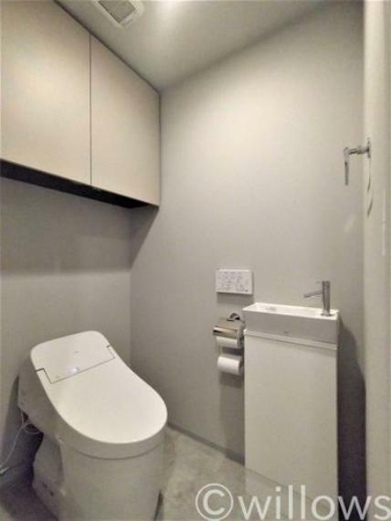 トイレ シンプルな清潔感のあるトイレです。トイレマットなどで、自分好みの空間に仕上げてはいかがでしょうか。