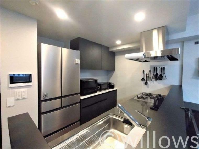 ダイニングキッチン 豊富な収納スペースを備えたスタイリッシュなデザインのシステムキッチンです。