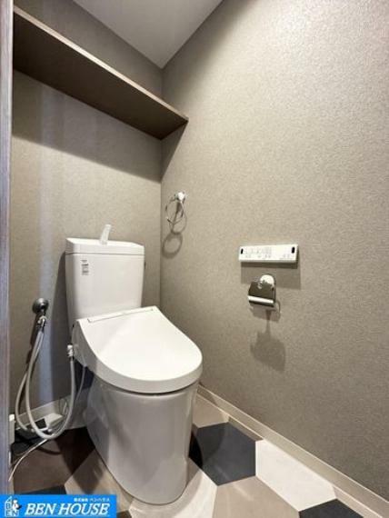 トイレ ・新規交換済のシャワー洗浄機能付のトイレ・清潔感が印象的な空間です・リモコンは壁掛けタイプでお手入れもしやすい設備です・現地へのご案内はいつでも可能です・是非　ご確認ください
