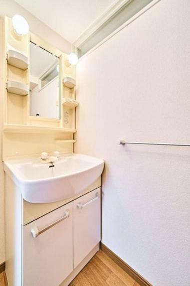 清潔感のある明るい雰囲気の洗面室