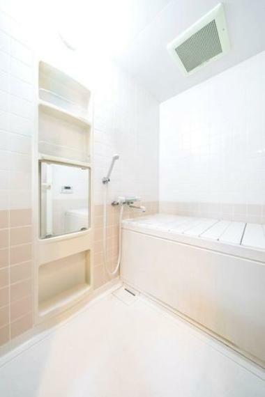 浴室 画像はCGにより家具等の削除、床・壁紙等を加工した空室イメージです。白を基調とした清潔感のある浴室です。
