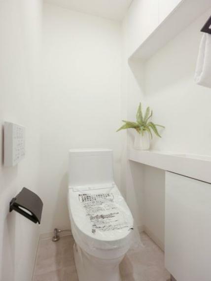 トイレ レストルームには手洗いカウンターを備え付けました。毎日使う場所だからこそ、清潔感と使いやすさを考慮した空間です。