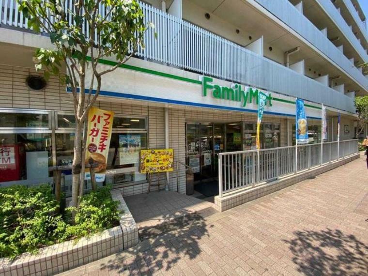 コンビニ ファミリーマート目黒三田通り店 徒歩4分。