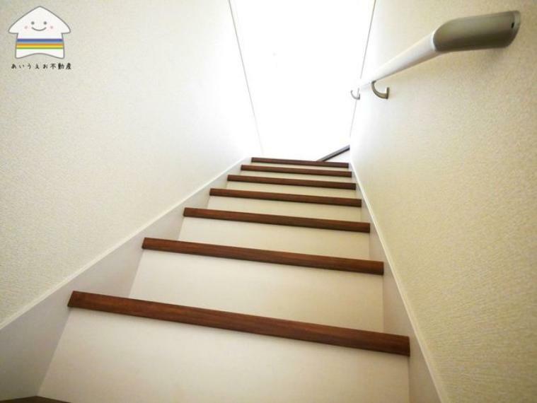 【手摺付き階段】手摺付きで安全面に考慮した階段です