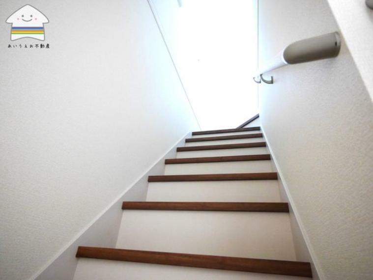 構造・工法・仕様 【手摺付き階段】手摺付きで安全面に考慮した階段です