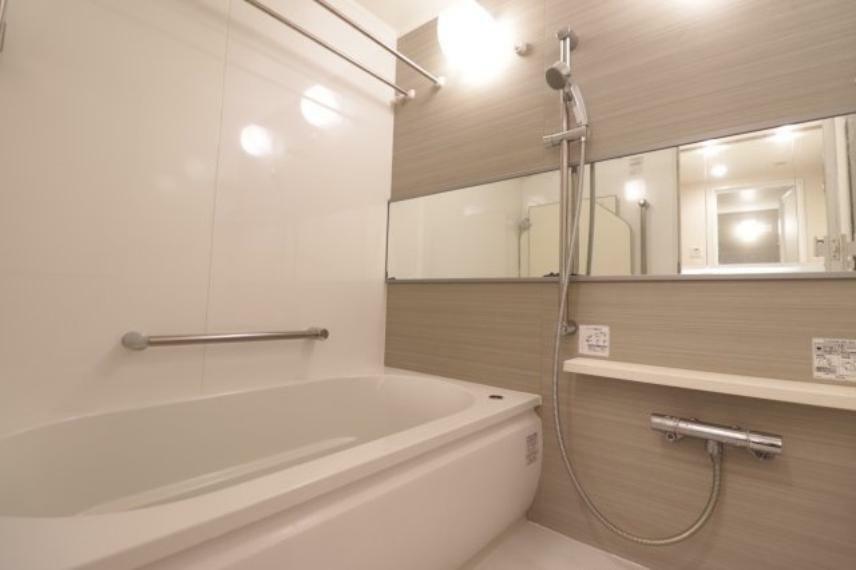 【浴室】白を基調としたシックな雰囲気の浴室で落ち着いたバスタイムを。