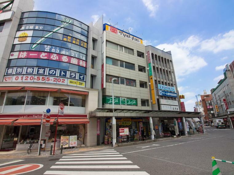 北浦和駅東口（京浜東北線の停車駅です。駅の広いスペースのターミナルからは、教育機関方面、さいたま市立病院方面へ、バスによる運行が繁盛に行われています。交通の重要な中継地点として利用されています。）