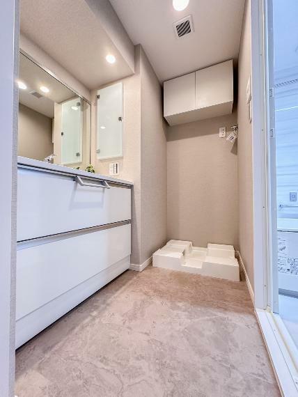 脱衣所、洗面所は小さなプライベートスペース。歯磨き、洗顔と毎日施す個人空間。換気も設置して、熱気などを開放して、爽やかなスペースになるように設計されています。