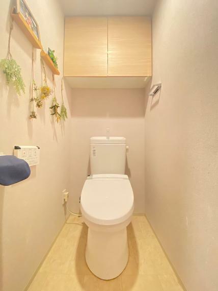 トイレ 全体を白でまとまっているシンプルでエレガントなトイレ空間です。アクセントにグリーンや、ポスターを飾って、スタイリッシュな印象にコーディネイトしても素敵ですね。