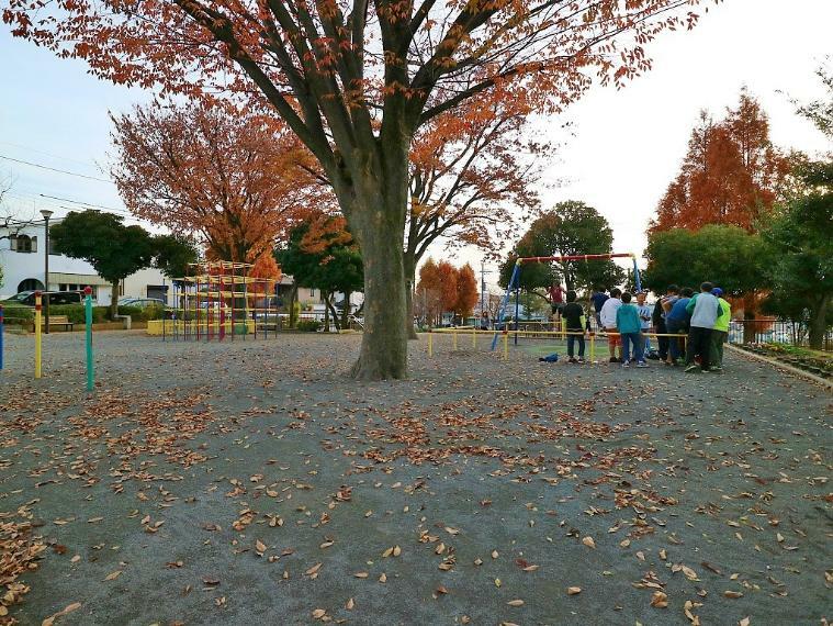 名瀬下第二公園（ボールで遊べるような広場や遊具に加えベンチもあり、親子連れでも子供同士でも楽しめる憩いの場。）
