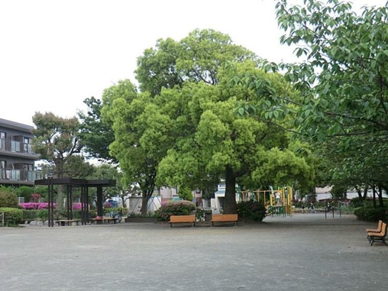 東永谷桜台公園（高台にある広い公園。滑り台などの複合遊具のほか、健康遊具もあり、幅広い年代の方が楽しめる公園です。）（約400m）