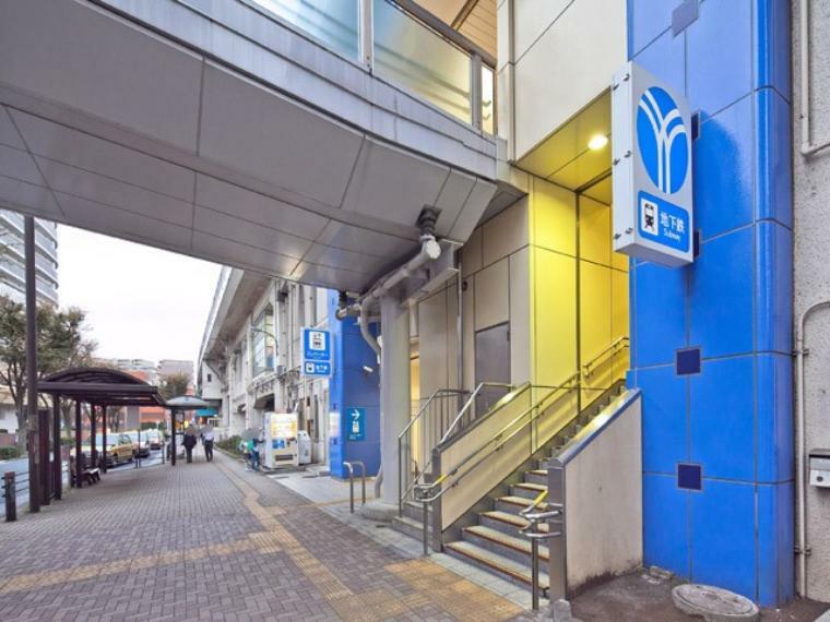 上永谷駅 （ブルーライン）（快速停車駅。駅周辺には大きなバスターミナルとタクシー乗り場、多彩な商業施設や病院などがあります。）