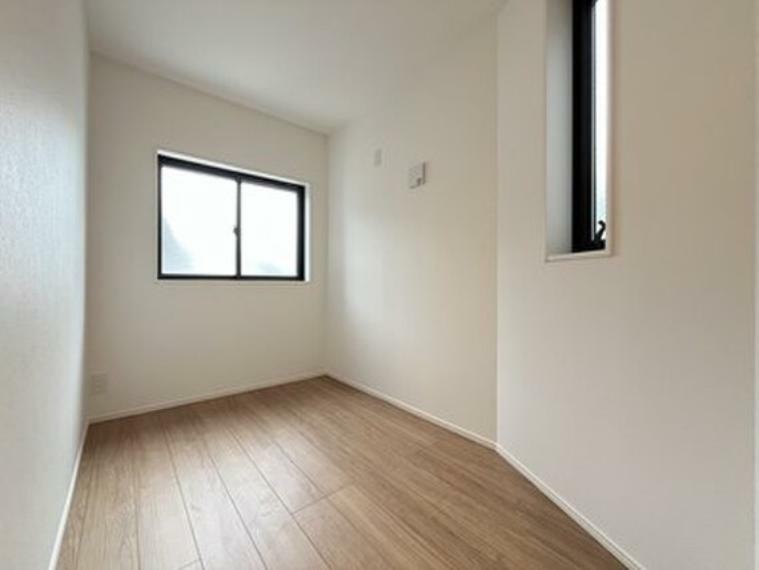 洋室 白を基調とした室内は、明るい住空間を造り出すだけでなく、清潔感をもたらしてくれます。