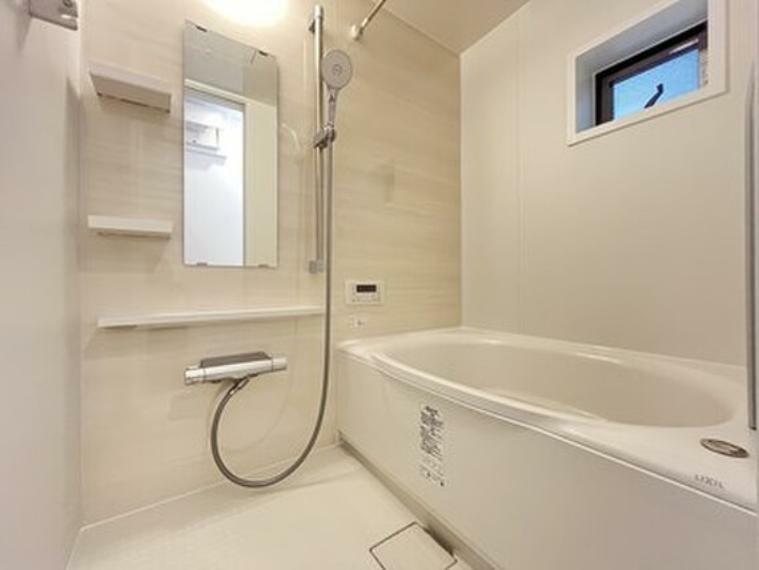 浴室 白を基調としたシンプルながらも清潔感溢れるデザインです。毎日のバスタイムを癒やしの時間に一日の疲れを取るために、一番落ち着けるような場所でありたいという想いが込められているデザインです。