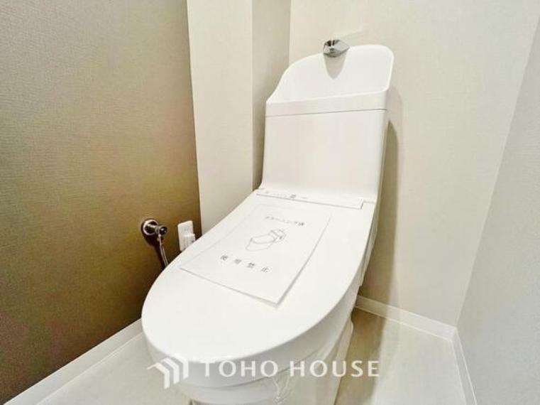 トイレ 「リフォーム済・温水洗浄便座付きトイレ」トイレは快適な温水洗浄便座付です。清潔感のあるホワイトで統一しました。いつも清潔な空間であって頂けるよう配慮された造りです。