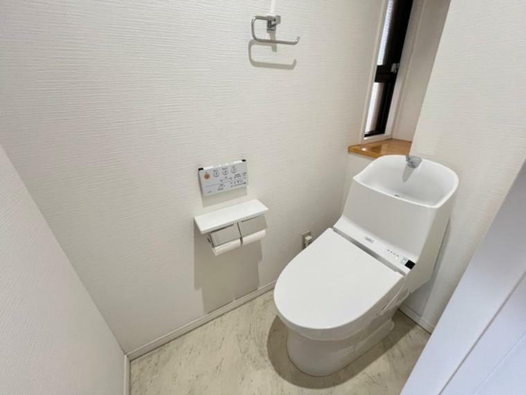 クリーンノズル機能や、節水効果が魅力のTOTO製トイレ。トイレットペーパーホルダーは2口サイズで、上部に携帯などを置くスペースがございます。窓があり、自然光が入ってきます。換気にも便利です。