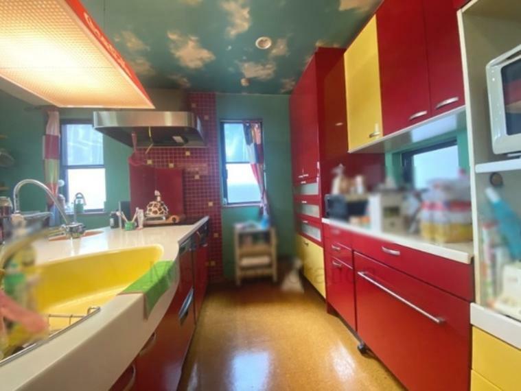 キッチン 色鮮やかなキッチンです。奥様が料理しやすいように広いスペースがあります。