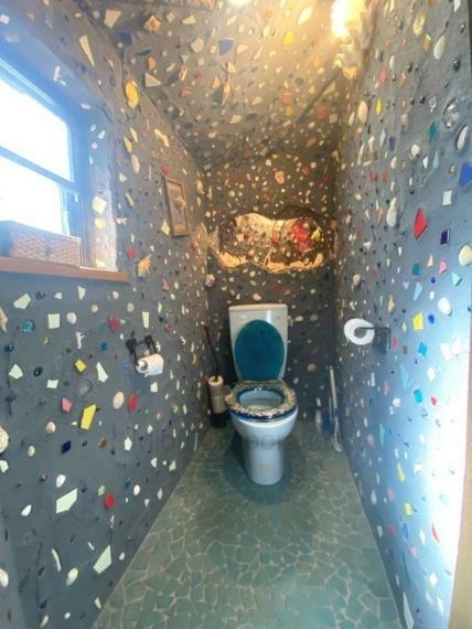トイレ 色鮮やかなトイレです。