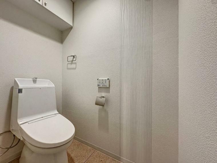 トイレ もちろん温水洗浄機能付き便座です。