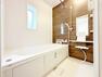 浴室 素敵なバスパネルと曲線デザインが美しい浴槽が高級感を感じさせる浴室に身も心も癒されます。疲れを癒す場所にふさわしい快適で清潔な空間で心も体もオフになるより良いリラックスタイムをお楽しみください。