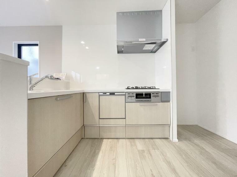 キッチン L型キッチンは動きやすく作業スペースを広く取れ機能的！