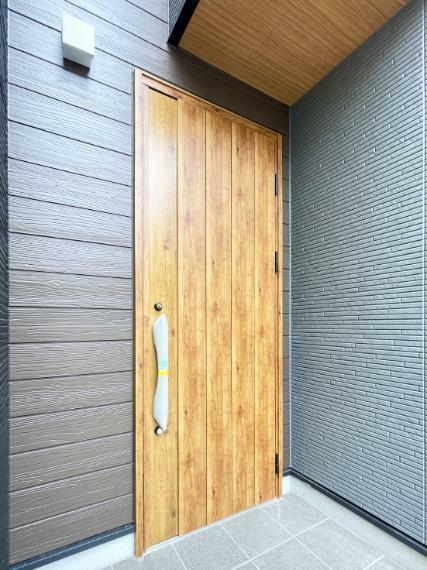 玄関 木の温もりが感じられるシンプルな玄関ドアがお迎えします