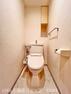 トイレ 見た目もスッキリとしたデザインのトイレには温水洗浄暖房便座付き。