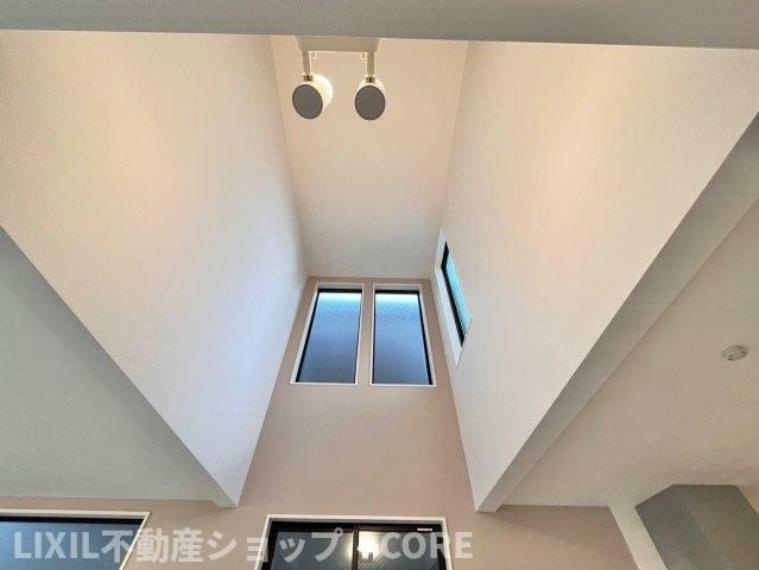 リビングダイニング 吹き抜け天井により全体が明るく開放感も御座います。窓も開けれますので通気も良好です。