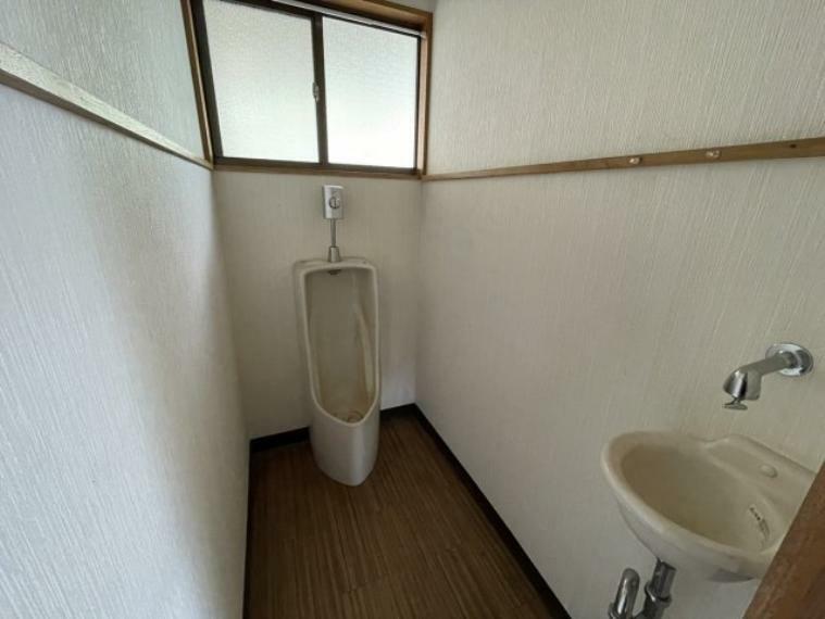 トイレ 男性用便器が設置されています。2か所にトイレのある間取りは、生活がスムーズ。朝の混雑を防いだり、来客時の使い分け、家庭内感染を防ぐなど、メリットが多くあります。
