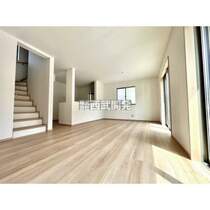 リビングは白を基調とし床材は木目調の落ち着いた色合いになっております。リビングイン階段なので、お子様の帰宅の際も分かるので安心ですね。
