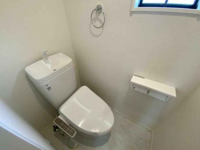 トイレ ウォシュレット機能付きトイレです。白を基調とした落ち着く空間です。