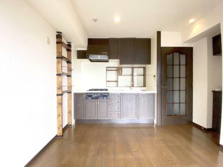キッチン 壁向きのキッチンは家事に集中しやすく、空間を広く使えるメリットがあります。