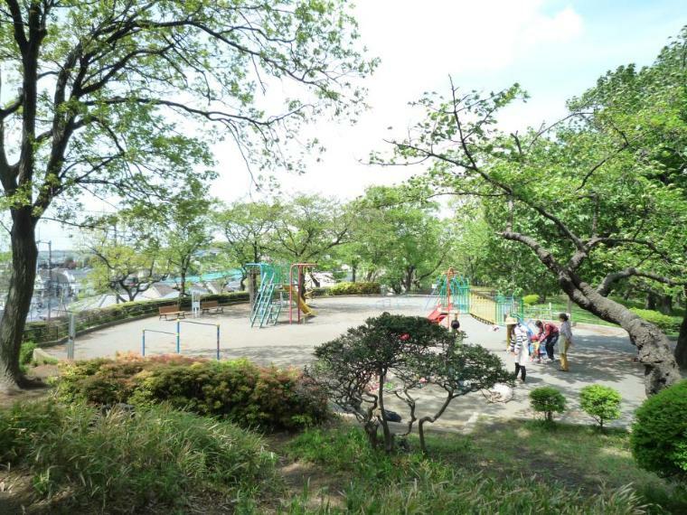 常盤公園（高台にある緑豊かな公園。弓道場、テニスコート、運動広場、遊具広場などがあります。）