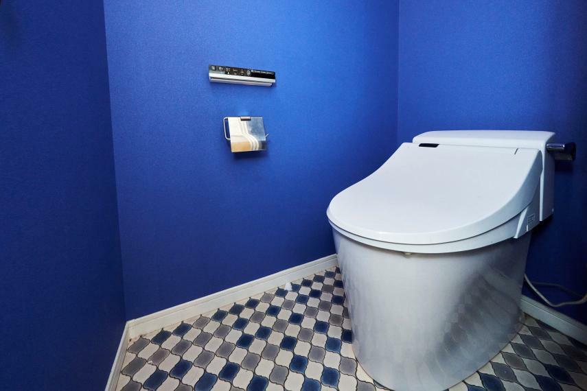 トイレ 青を基調とする、デザインにも凝った清潔感のある空間に仕上がりました。 人気のウォシュレットタイプを採用し、日々の生活を快適に。