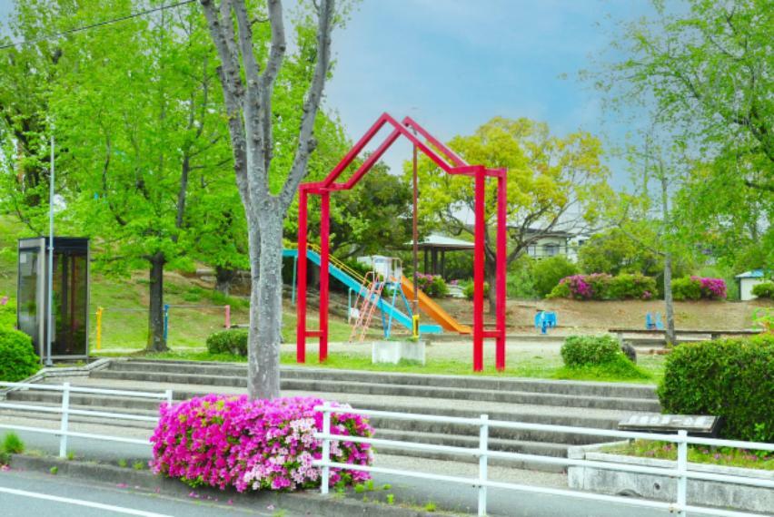 現地から100m（最長）　佐鳴台第一公園　長いすべり台が人気の公園です。多くの遊具もあり、地域の方の憩いの公園です。（約100m・徒歩2分）