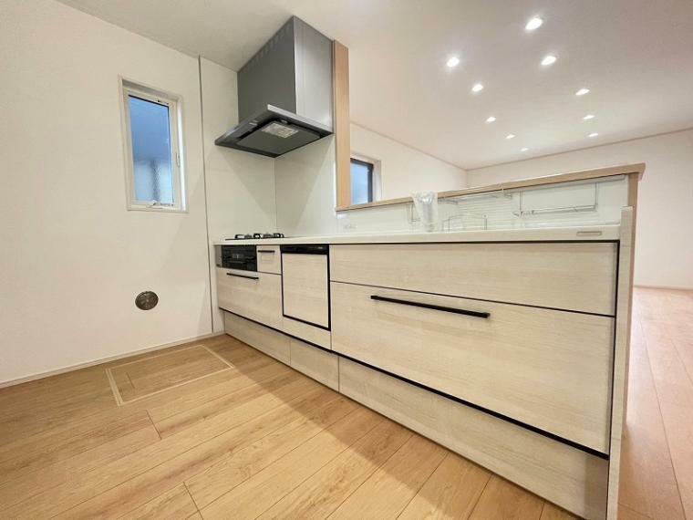 キッチン（別角度）　使いやすい高さのものを採用。便利な食洗機付き！収納の黒い取ってがアクセント