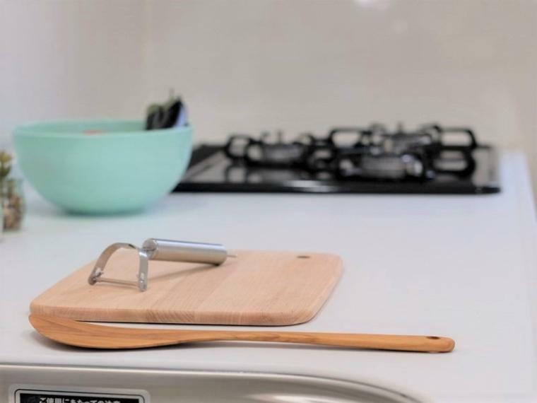 キッチン（同形状・同仕様写真）並んで調理できるシステムキッチンはインテリアに合わせやすい人工大理石のワークトップを採用。食洗機付き※インテリアは金額に含まれません。