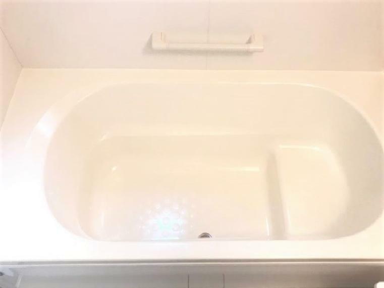浴室（同形状・同仕様写真）　足を伸ばしてゆっくりと浸かれる浴槽の浴室。浴室暖房乾燥機付きなので雨の日や花粉の時期のお洗濯にも大活躍です。