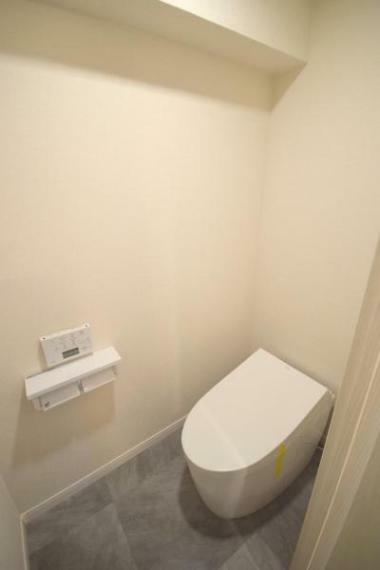 トイレ ■お掃除しやすい滑らかなフォルムのウォシュレット付トイレは、落ち着くパーソナル空間ですね