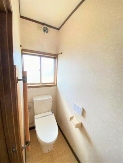 【リフォーム中】トイレは床をクッションフロアを張ります。壁は新しい壁紙を張り、天井も張り替えます。LIXIL製の温水洗浄機能付きに新品交換します。