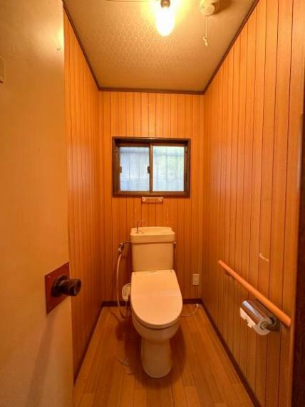 トイレ トイレは換気に優れた小窓付き