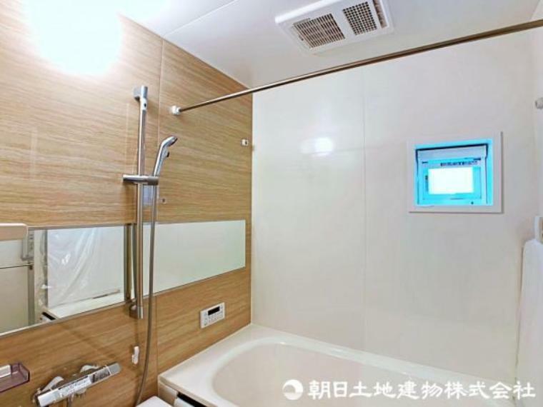 浴室 浴室乾燥機が湿気をしっかりと取り除き、快適なバスタイムを保証します。