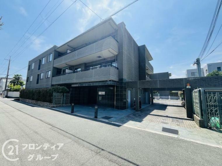 尼崎市塚口町に所在する3階建てのマンションです！2WAYアクセス利用可能で通勤・通学に便利！