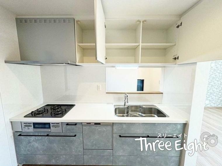キッチン キッチンは吊戸棚付き 収納力がありますので、調理器具などもスッキリと片付けることができます。