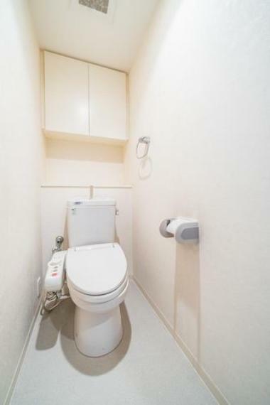 トイレ 上部には便利な吊戸棚もございます。