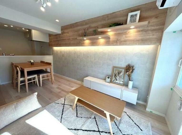 居間・リビング 全体的に白い壁で明るく開放的な空間