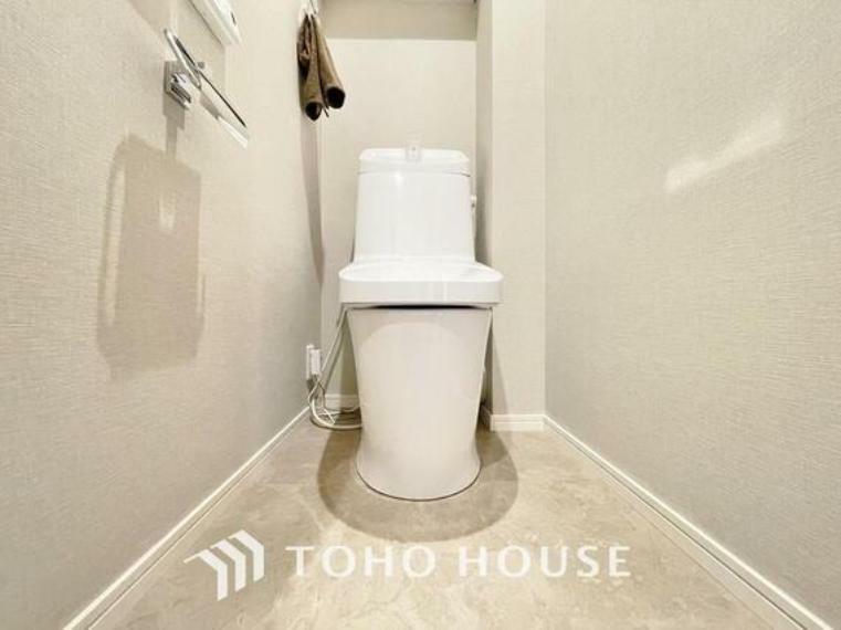 トイレ 「リフォーム済・温水洗浄便座付きトイレ」トイレは快適な温水洗浄便座付です。いつも清潔な空間であって頂けるよう配慮された造りです。