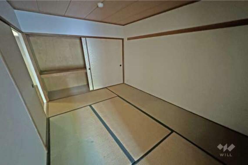 【和室】東側和室は約6.0帖の広さです。大きな押入があるため、収納に困ることもなさそうです。